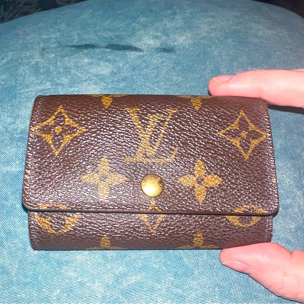 Authentic 2006 LOUIS VUITTON 6 Key Holder in Monogram LV